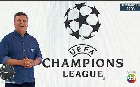 Téo José, ao lado do logotipo da Champions League, com uma camisa azul e anunciando a transmissão do principal evento de futebol do mundo