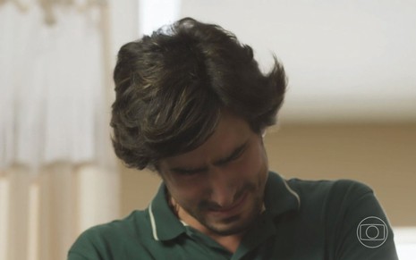 Renato Góes caracterizado como seu personagem em Mar do Sertão, está chorando
