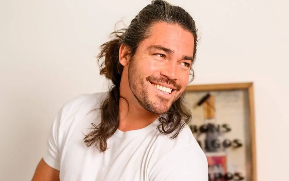 Thiago Rocha sorri e usa camisa branca em foto publicada no Instagram