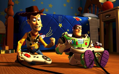 Woody e Buzz jogando videogame em cena de Toy Story 2