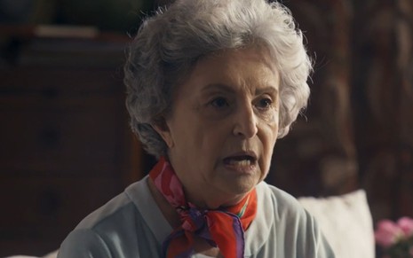 Ana Lucia Torre com expressão séria em cena como Cotinha na novela Travessia