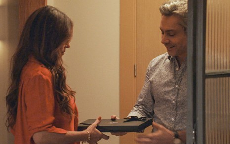 Em cena de Travessia, Giovanna Antonelli recebe uma caixa de bombons de Alexandre Nero
