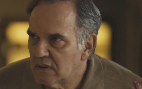 Em cena de Travessia, Humberto Martins está com a expressão de raiva, olhando para alguém