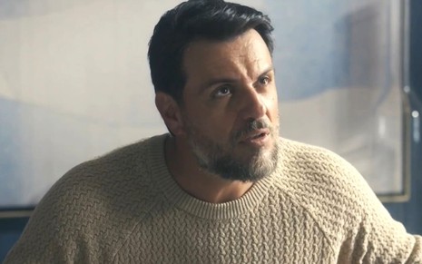 O ator Rodrigo Lombardi caracterizado como Moretti em cena de Travessia