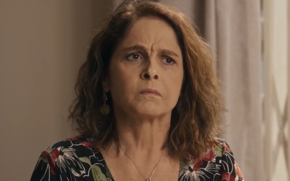 Drica Moraes com expressão séria em cena como Núbia na novela Travessia