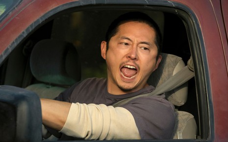 Steven Yeun grita enquanto dirige carro em cena da série Treta