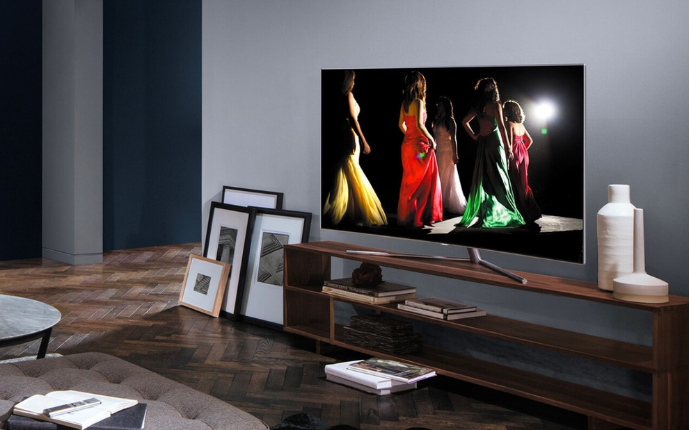 TV 4K exibe imagem de alta qualidade em sala decorada