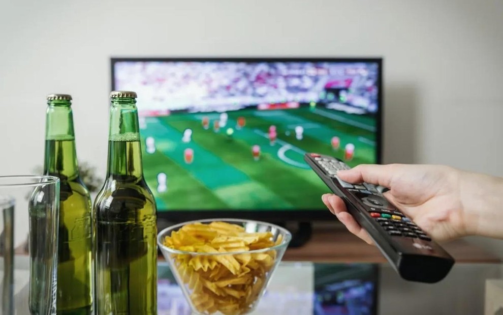 Torcedor vendo jogo da Copa na TV nova