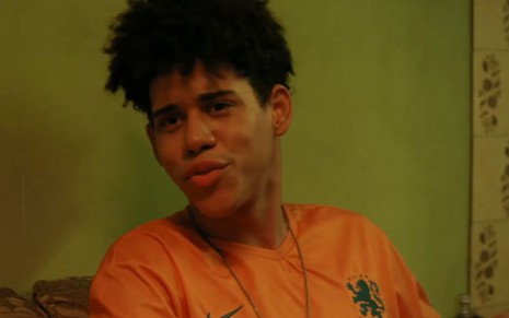 Imagem de Cauê Campos como Kelson no filme Vai Dar Nada