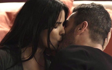 Antônia (Vanessa Giácomo) beija Domênico (Marcos Veras) em cena de Pega Pega