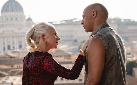 Helen Mirren e Vin Diesel conversam em cena do filme Velozes & Furiosos 10