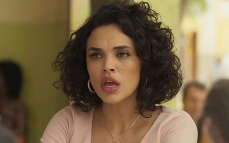 Giovana Cordeiro com cabelos enrolados e na altura dos ombros em cena como Xaviera na novela Mar do Sertão