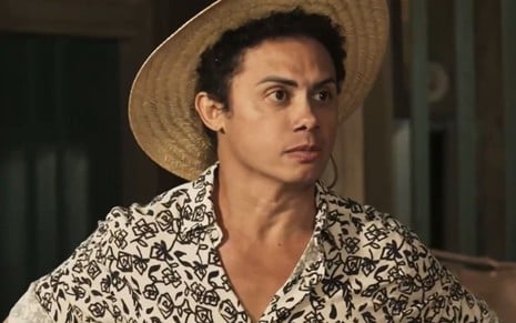 Silvero Pereira com expressão séria em cena como Zaquieu da novela Pantanal