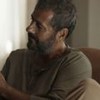 O ator Marcos Palmeira segura garrafa em cena da novela Renascer, da Globo, como José Inocêncio
