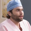 Jake Borelli tem expressão de choque em cena de Grey's Anatomy
