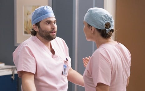 Jake Borelli tem expressão de choque em cena de Grey's Anatomy