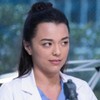 Midori Francis tem sorriso discreto em meio a prontuários médicos de Grey's Anatomy