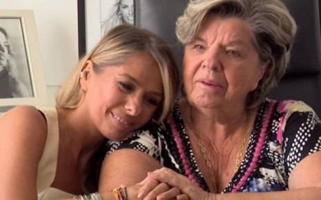 Adriane Galisteu está abraçada com a mãe, Ema