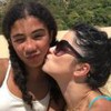 Samara Felippo dá um beijo na bochecha de Alícia