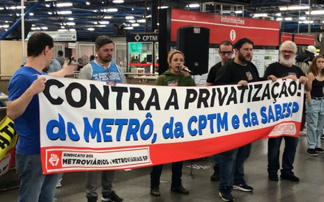Funcionários seguram faixa contra a privatização