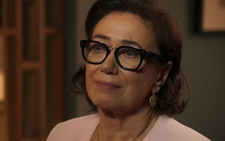 A atriz Lilia Cabral de óculos, expressão séria, em cena de Fuzuê