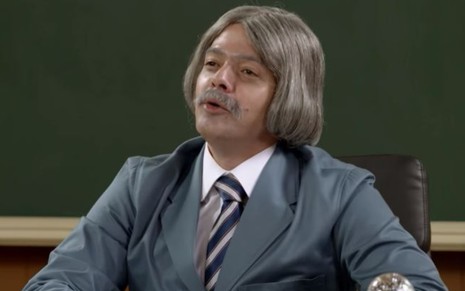 Bruno Mazzeo como Professor Raimundo na nova versão da Escolhinha, na Globo