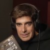 David Copperfield segura um livro de mágica em um estúdio de gravação de voz