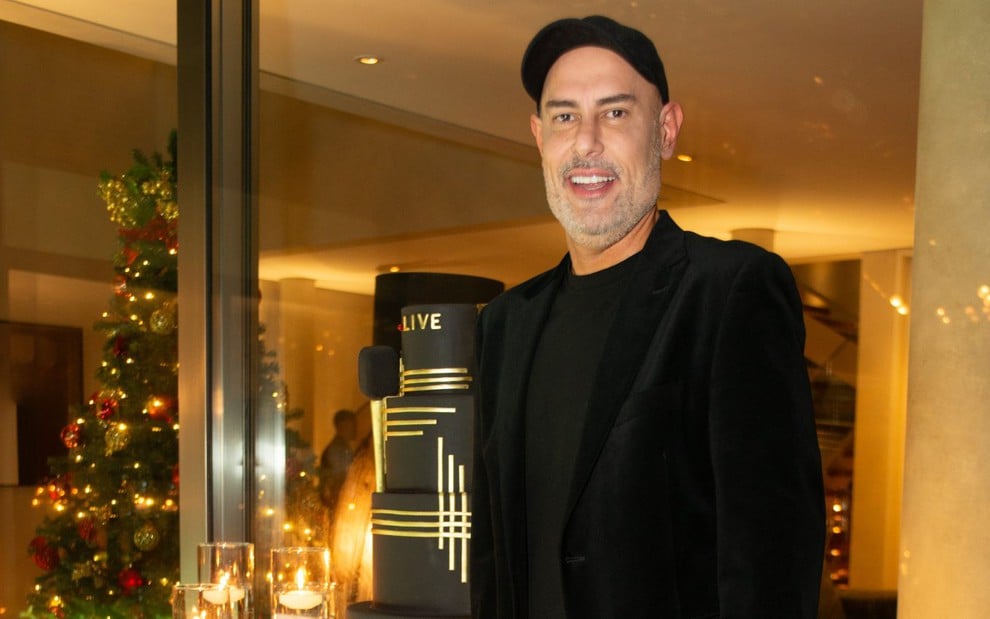 Douglas Tavolaro em festa em que comemorou 46 anos, em dezembro; ele veste camiseta, blaser e boné pretos