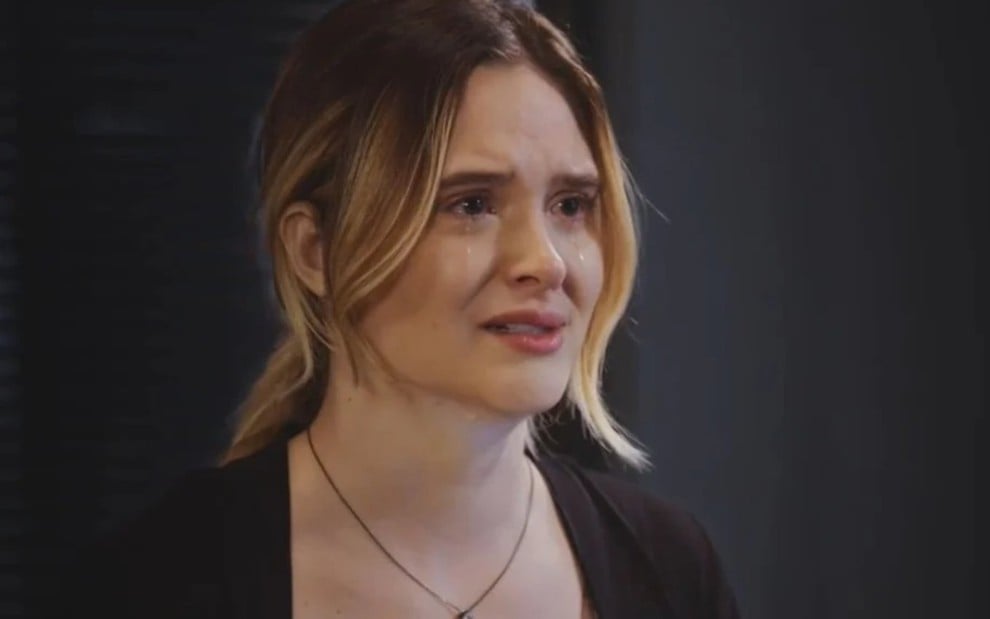A atriz Juliana Paiva com expressão de choro em cena de Família É Tudo