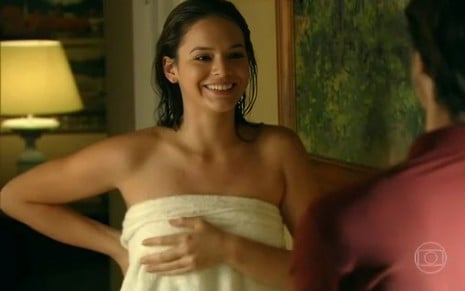 Bruna Marquezine na novela Em Família (2014), segurando toalha em cena