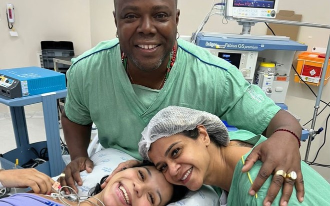 Foto de Érico Brás com a esposa Rayane Dias em uma sala de parto