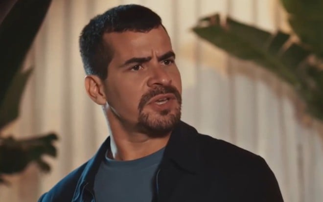 O ator Thiago Martins com expressão indignada em cena de Família É Tudo
