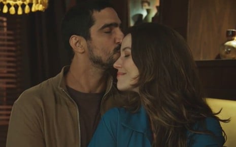 Tom (Renato Góes) beija a testa de Vênus (Nathalia Dill) em cena da novela Família É Tudo