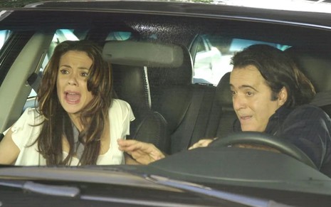 Em cena de Mulheres Apaixonadas, Vannessa Gerbelli e Tony Ramos estão desesperados de pavor dentro de um carro
