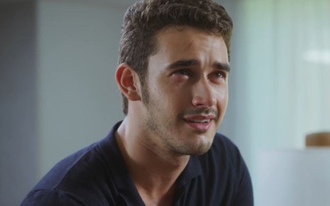 O ator Filipe Bragança com expressão de emoção, perto de chorar, em cena de Elas por Elas