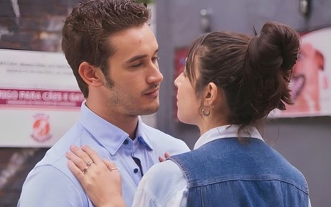 Giovanni (Filipe Bragança) abraçado a Ísis (Rayssa Bratillieri) em cena da novela Elas por Elas