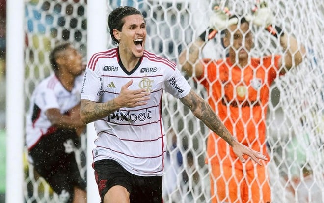 Pedro comemora o segundo gol do Flamengo contra o Fluminense neste sábado (9)