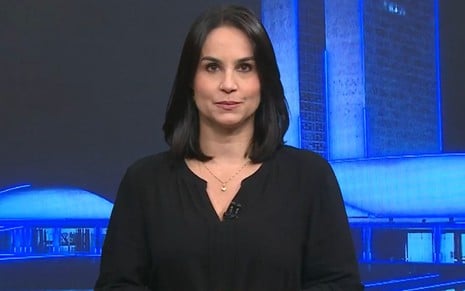 Flávia Alvarenga usa uma blusa preta no Jornal da Globo
