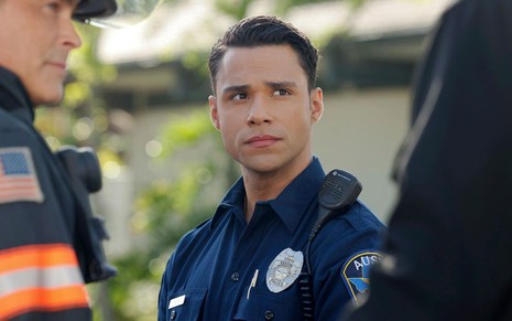 Rafael Silva está vestido como policial em cena da série 9-1-1: Lone Star