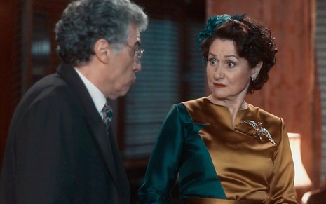 Paulo Betti contracena com Zezé Polessa, que o olha com cara de espanto em cena da novela Amor Perfeito