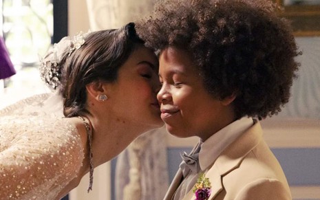 Camila Queiroz, a Marê, dá um beijo na bochecha de Marcelino (Levi Assaf) em cena de Amor Perfeito