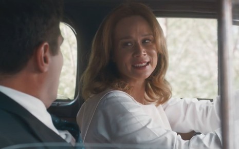 Gaspar (Thiago Lacerda) olha para Gilda (Mariana Ximenes) em Amor Perfeito; os dois estão dentro de carro