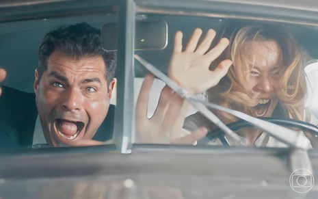 Thiago Lacerda, como Gaspar, e Mariana Ximenes, como Gilda, gritam dentro de um carro em cena de Amor Perfeito