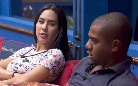 Isabelle Nogueira ao lado de Davi Britto no sofá principal do Big Brother Brasil