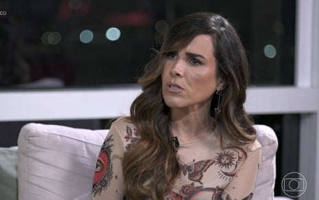 Wanessa Camargo faz careta em sofá durante entrevista ao Fantástico