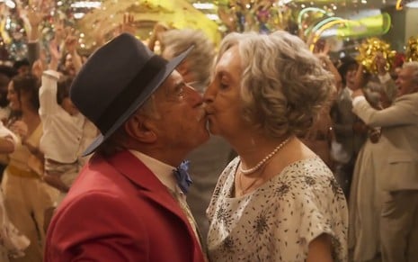 Ary Fontoura e Ana Lucia Torre se beijam na última cena de Fuzuê