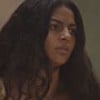 Larissa Bocchino caracterizada como Quinota; ela exprime irritação em cena de No Rancho Fundo