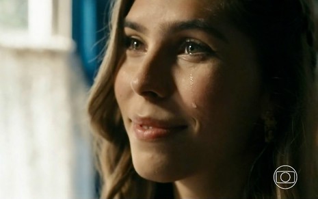A atriz Gabriela Medeiros está em close com uma lágrima escorrendo pelo rosto em cena da novela Renascer como Buba
