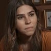 Gabriela Medeiros caracterizada como Buba; a personagem está séria em cena de Renascer