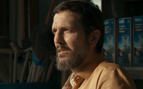 O ator Vladimir Brichta está caracterizado como Egídio em cena da novela das nove da Globo, Renascer